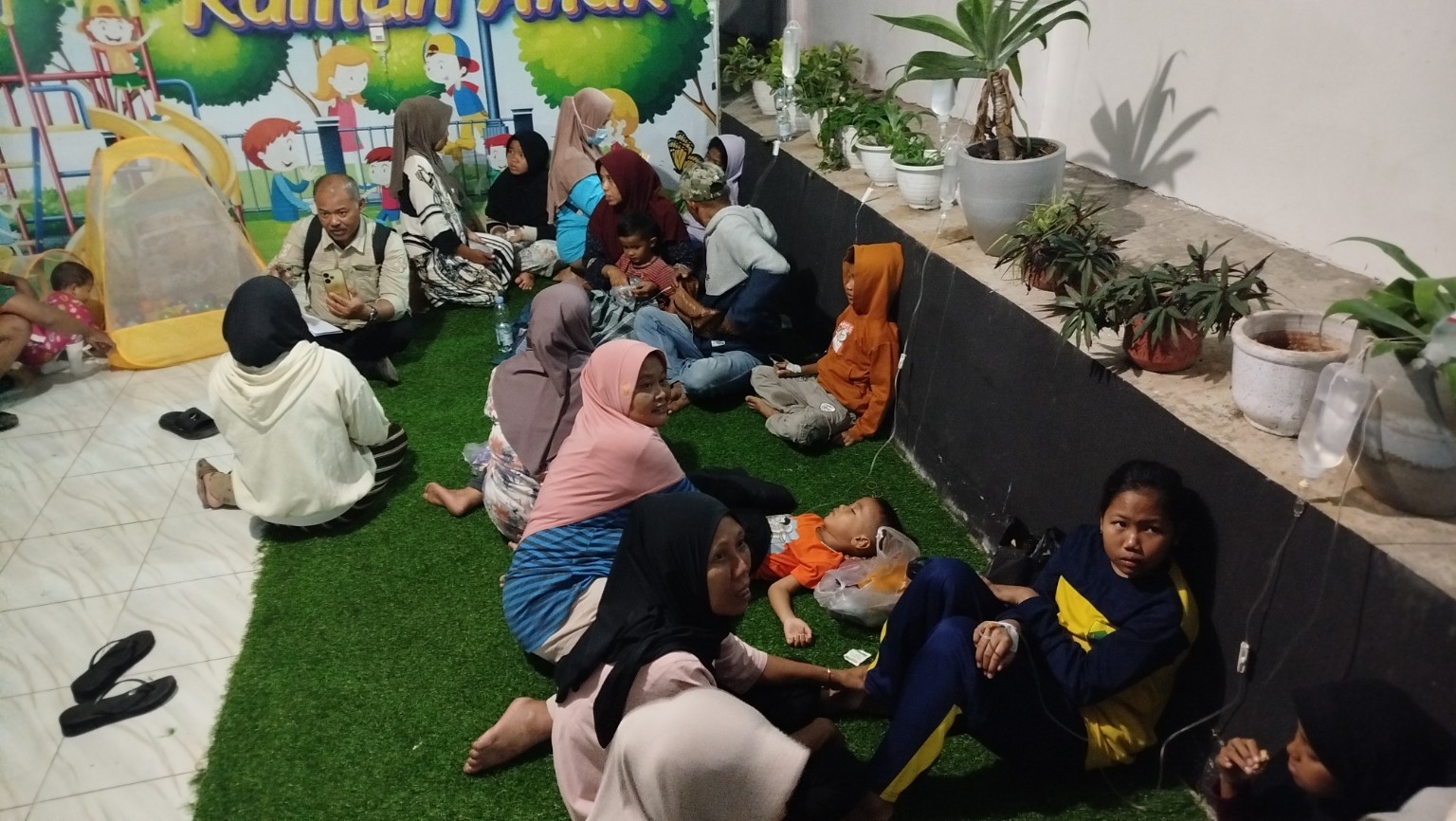 Teks: Siswa dan orang tua menunggu penanganan medis di fasilitas kesehatan Cianjur terkait dugaan gangguan kesehatan setelah konsumsi MBG.