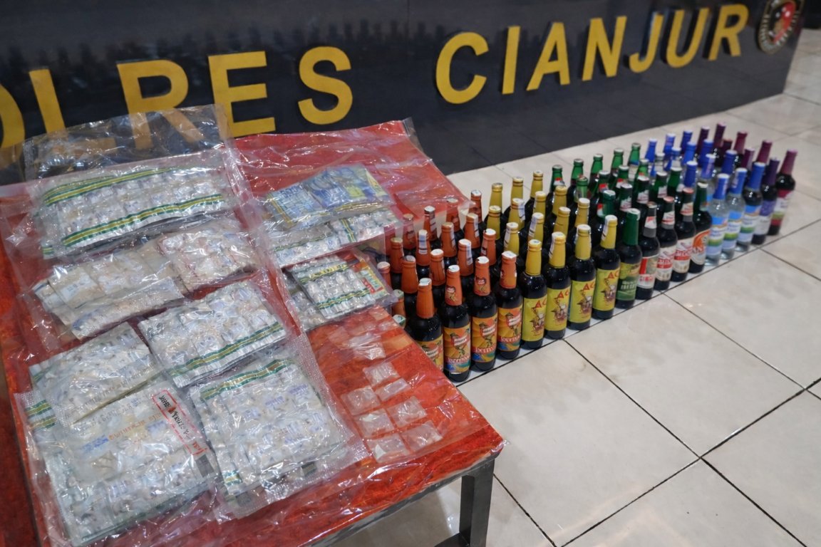 Teks: Barang bukti obat keras terbatas dan minuman keras hasil ungkap kasus Polres Cianjur ditampilkan saat press release di Mapolres Cianjur.