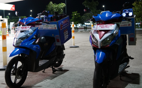 Teks: Motoris PDS 135 Pertamina bersiaga di SPBU jalur Puncak Cimacan Cianjur untuk membantu pengendara yang kehabisan BBM saat mudik Lebaran.