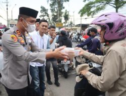Polres Cianjur Berbagi Takjil di Depan Mako, Libatkan Civitas Akademika