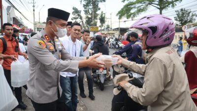 Polres Cianjur Berbagi Takjil di Depan Mako, Libatkan Civitas Akademika