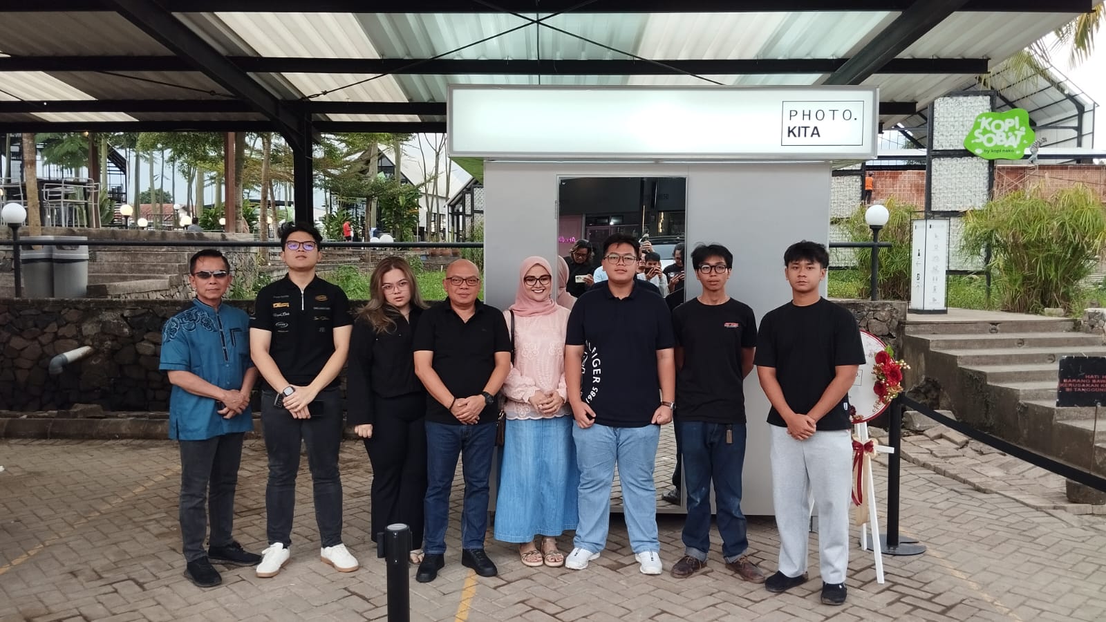 Teks: Tim Photo Booth Kopi Nako Cianjur berpose di depan booth saat acara peresmian dan grand opening.