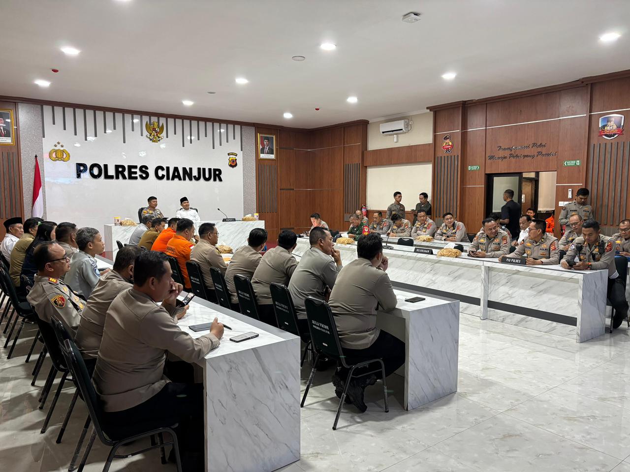 Teks: Rakor Linsek Idul Fitri 2026 di Mapolres Cianjur bersama jajaran dan stakeholder terkait, Senin (2/3/2026).