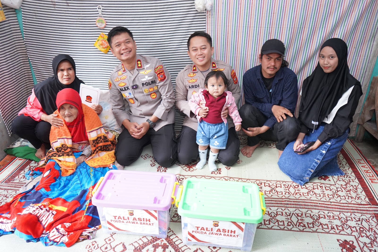 Teks: Kapolres dan Wakapolres Cianjur berfoto bersama keluarga korban serta ibu korban berusia 99 tahun usai penyerahan bantuan tali asih di Cugenang.