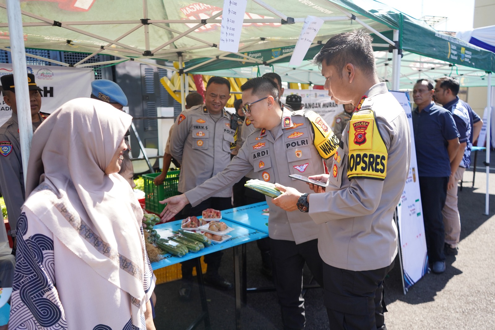 Teks:Kapolres Cianjur memimpin kegiatan Gerakan Pangan Murah Polri di Mapolres Cianjur.