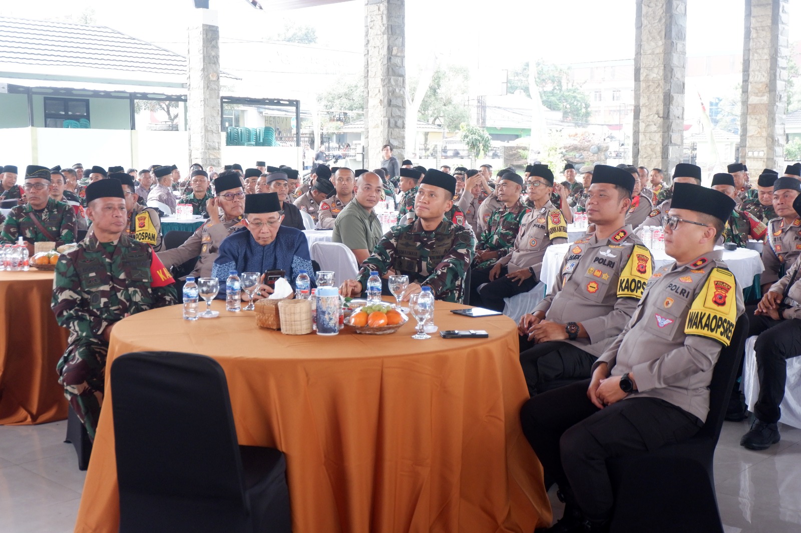 Teks: Buka puasa bersama TNI Polri di Kodim 0608 Cianjur