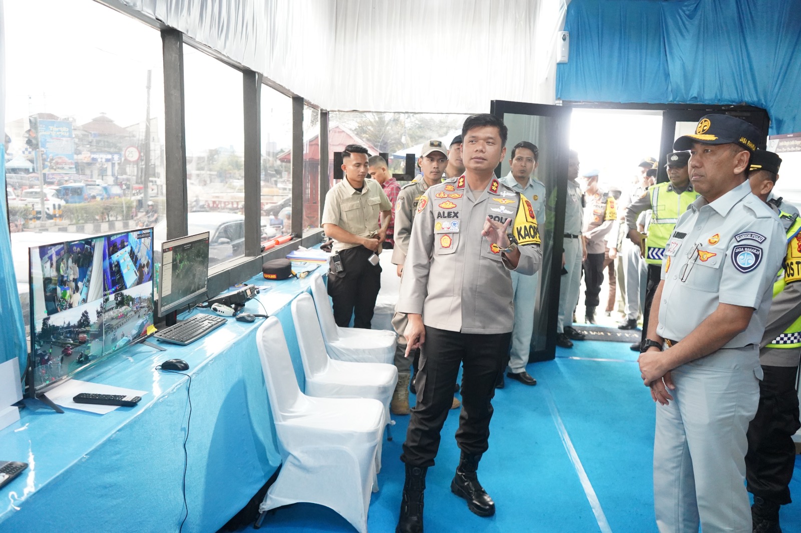 Teks: Dirut Jasa Raharja meninjau Pos Terpadu Polres Cianjur bersama Kapolres