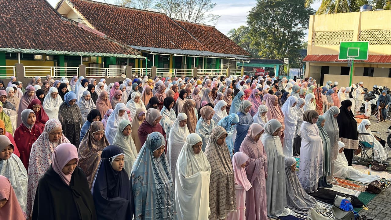 Teks: Salat Idulfitri Muhammadiyah Cianjur lebih awal di Islamic Center