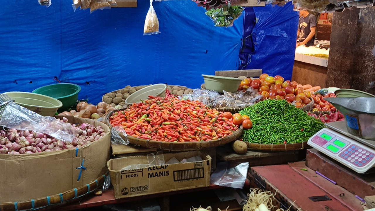 Teks: Pedagang cabai di Pasar Muka Ramayana saat harga cabai naik jelang Lebaran