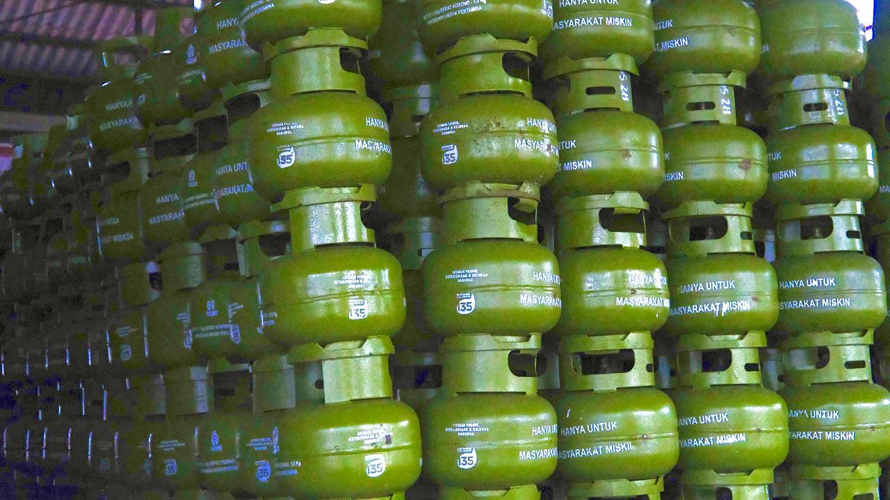 Teks: Tabung LPG 3 kg bersubsidi sebagai stok siap distribusi Pertamina untuk memenuhi kebutuhan masyarakat menjelang Lebaran