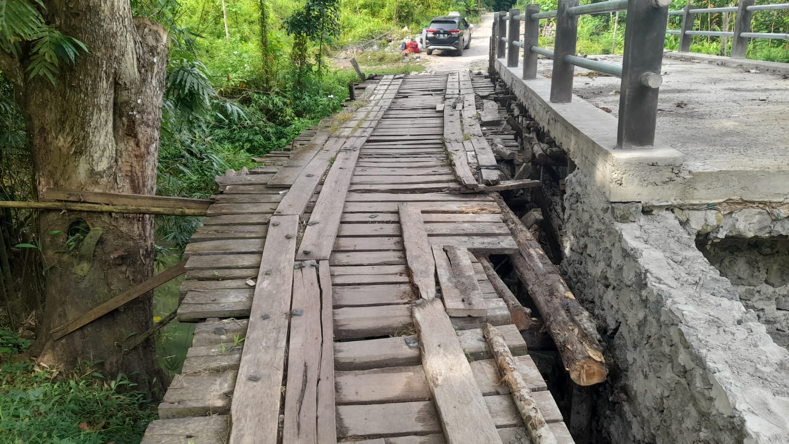 Teks: Jembatan Cikananga rusak dan belum selesai di Muaracikadu Cianjur