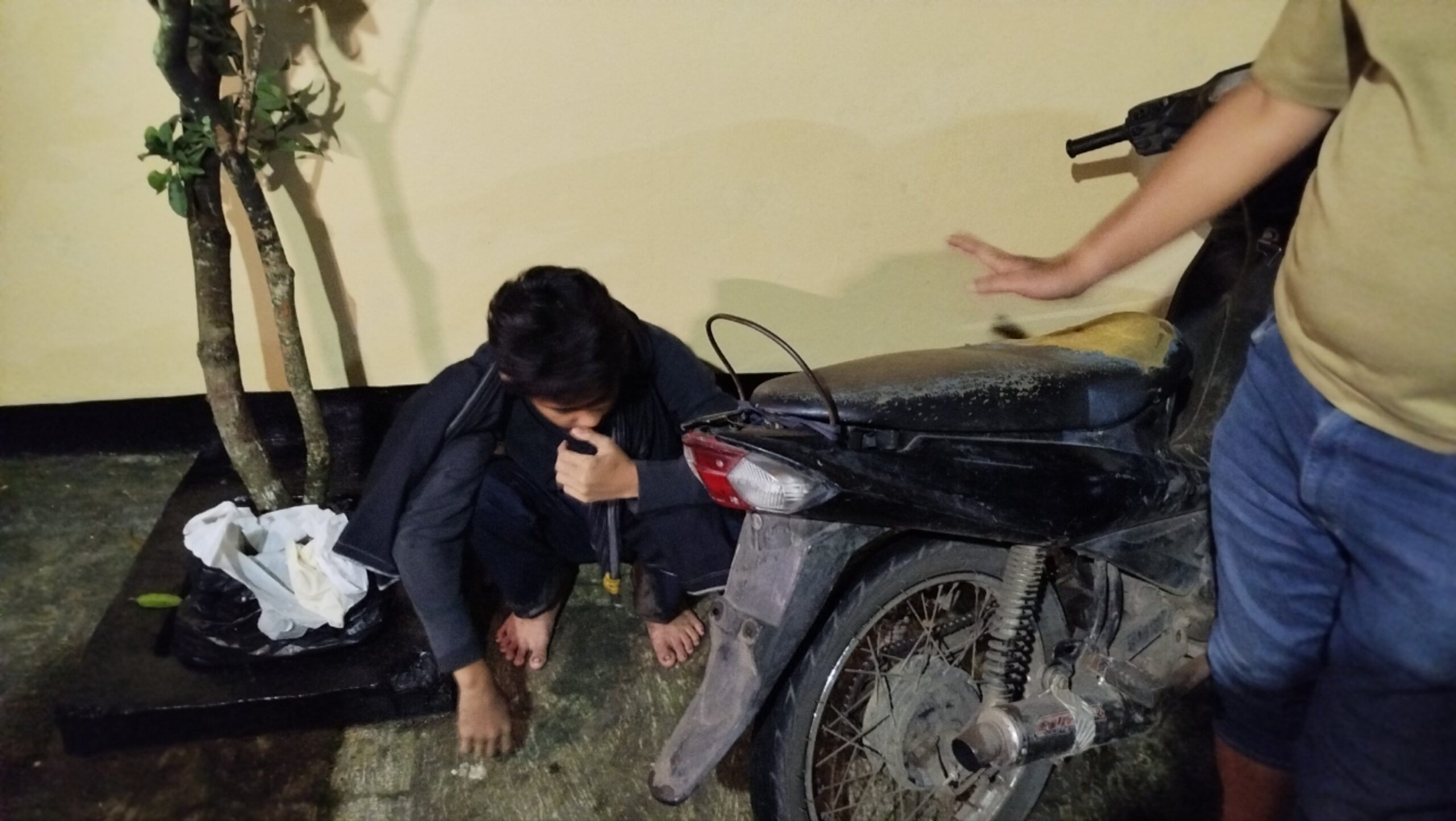Teks:Remaja diamankan polisi di Karangtengah Cianjur terkait dugaan perang sarung, sepeda motor ikut diamankan.