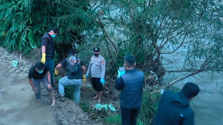 Teks: Evakuasi jasad bayi di Sungai Cisokan oleh petugas kepolisian