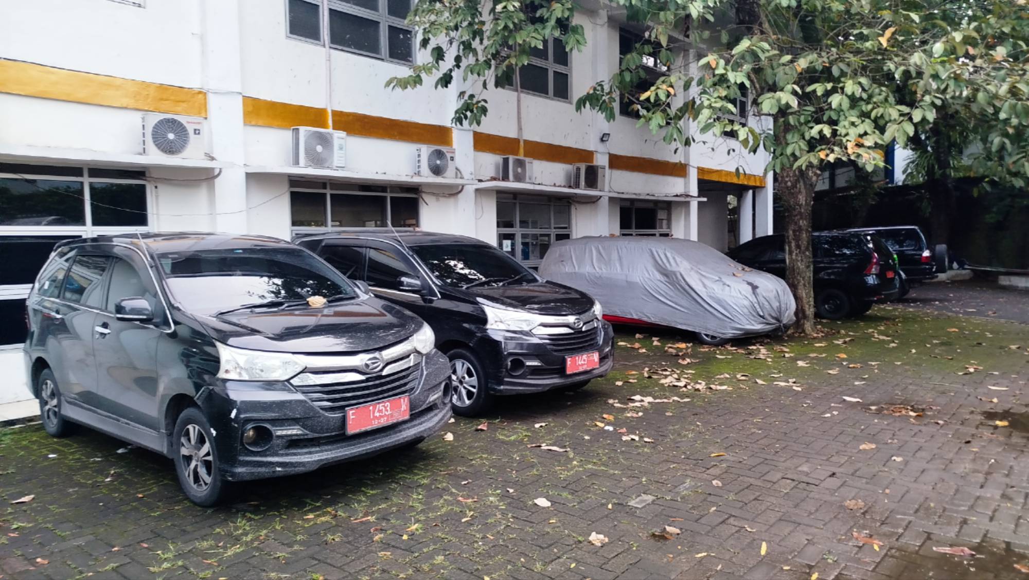 Teks:Kendaraan dinas Pemkab Cianjur terparkir di halaman kantor pemerintahan.