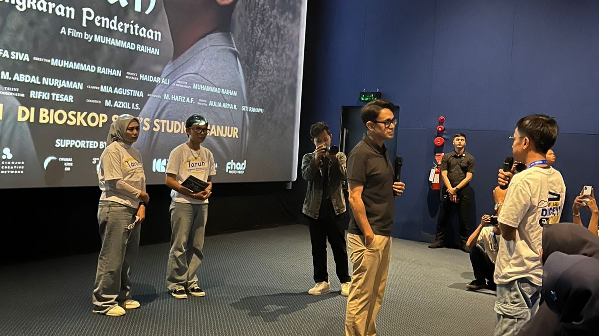 Teks: Wakil Bupati Cianjur Ramzi menghadiri pemutaran film pendek Taruh Lingkaran Penderitaan karya sineas muda Cianjur.