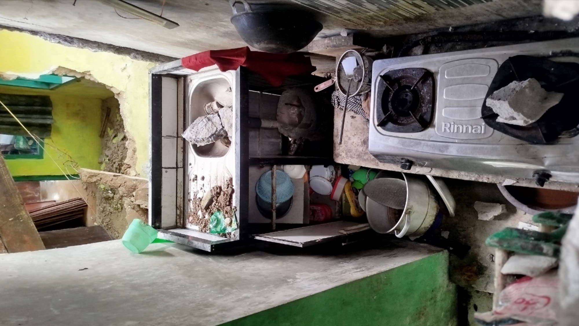 Teks: Kerusakan dapur rumah warga akibat dugaan ledakan gas LPG 3 kg di Pacet Cianjur.