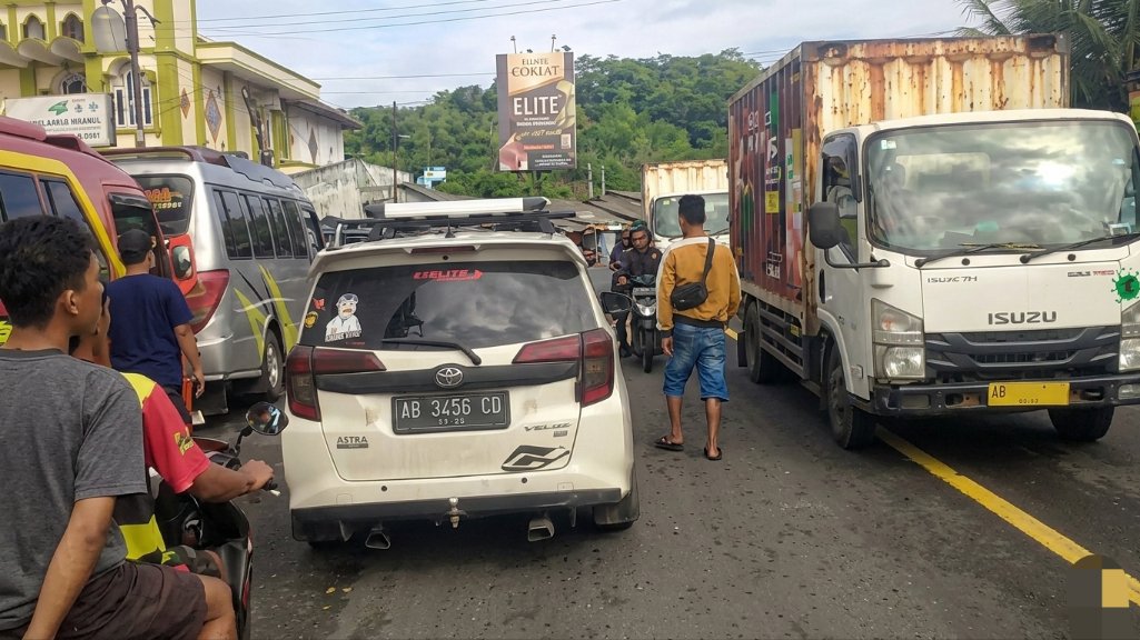 Teks: Sopir elf menghentikan mobil yang diduga travel gelap di Sindangbarang Cianjur.