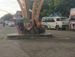 Protes Travel Gelap, Sopir Elf Hentikan Tiga Mobil di Sindangbarang