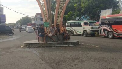 Protes Travel Gelap, Sopir Elf Hentikan Tiga Mobil di Sindangbarang