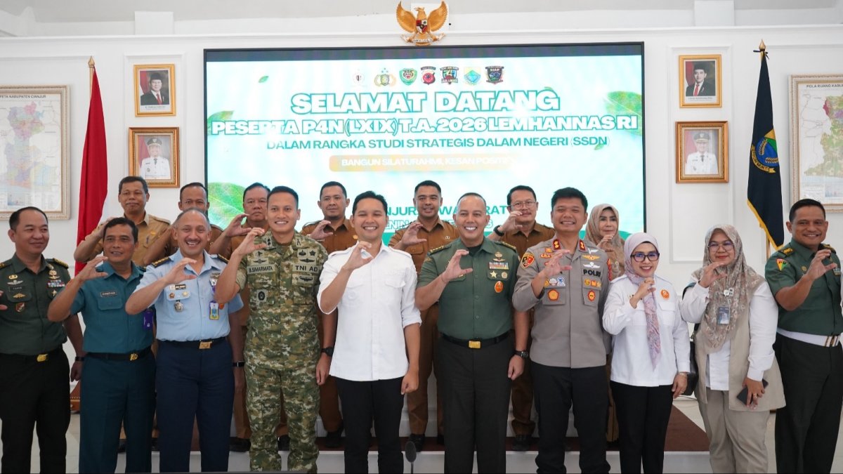 Teks: Forkopimda Cianjur dan peserta P4N Lemhannas RI berfoto bersama dalam kegiatan Studi Strategis Dalam Negeri di Pendopo Pemda Cianjur.