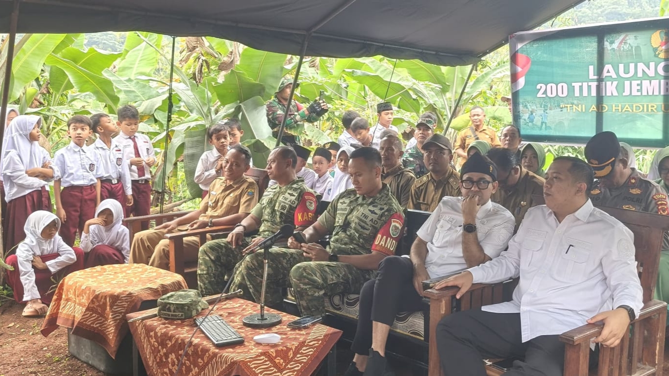 Teks: Peresmian Jembatan Garuda di Cibeber Cianjur oleh Dandim 0608 dan Wakil Bupati Cianjur