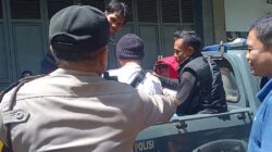 Puluhan Warga Geruduk Rumah Bos Paket Arisan Lebaran