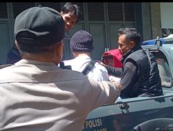 Puluhan Warga Geruduk Rumah Bos Paket Arisan Lebaran