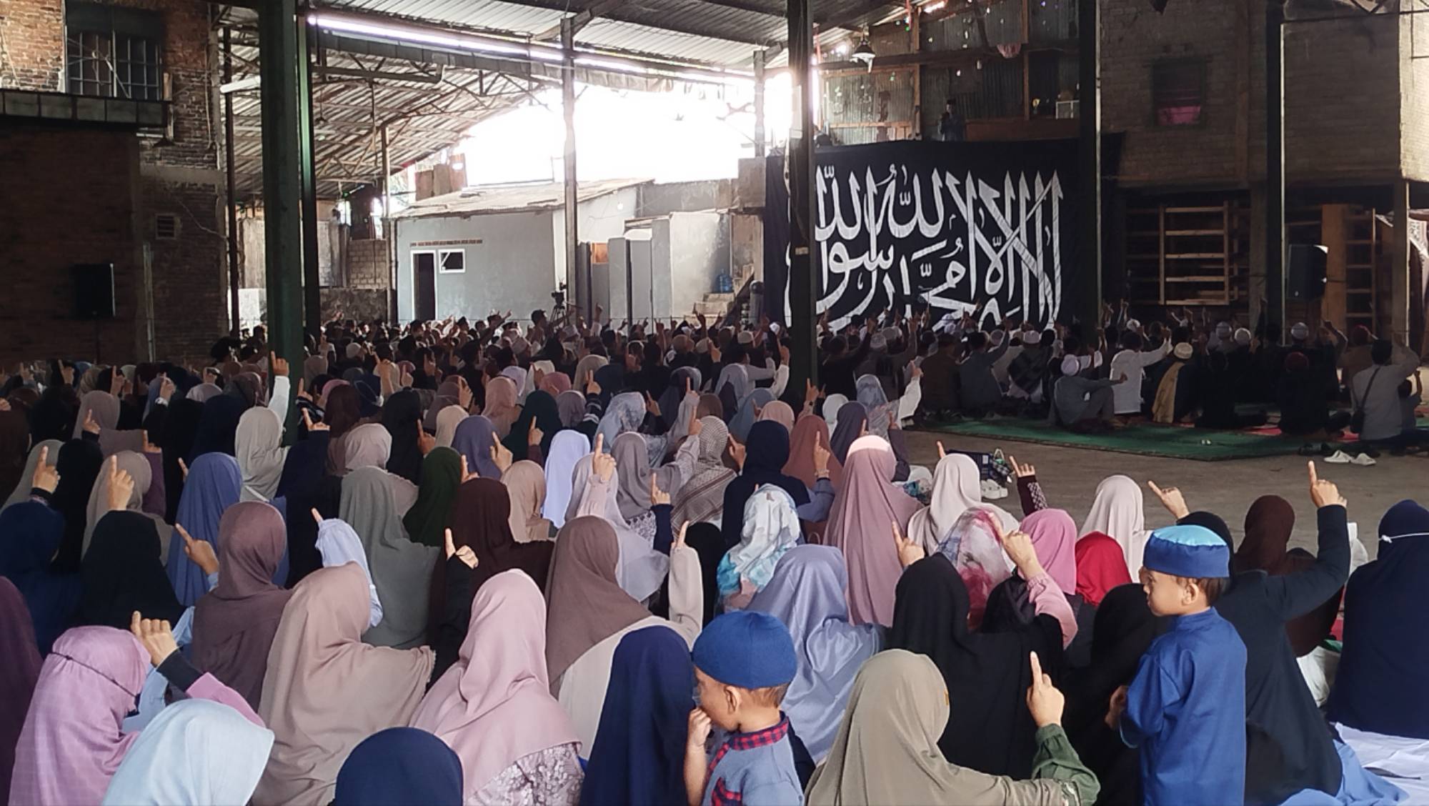 Teks: Jemaah salat Idul Fitri rukyat global di Sukaluyu diikuti sekitar 1.000 orang