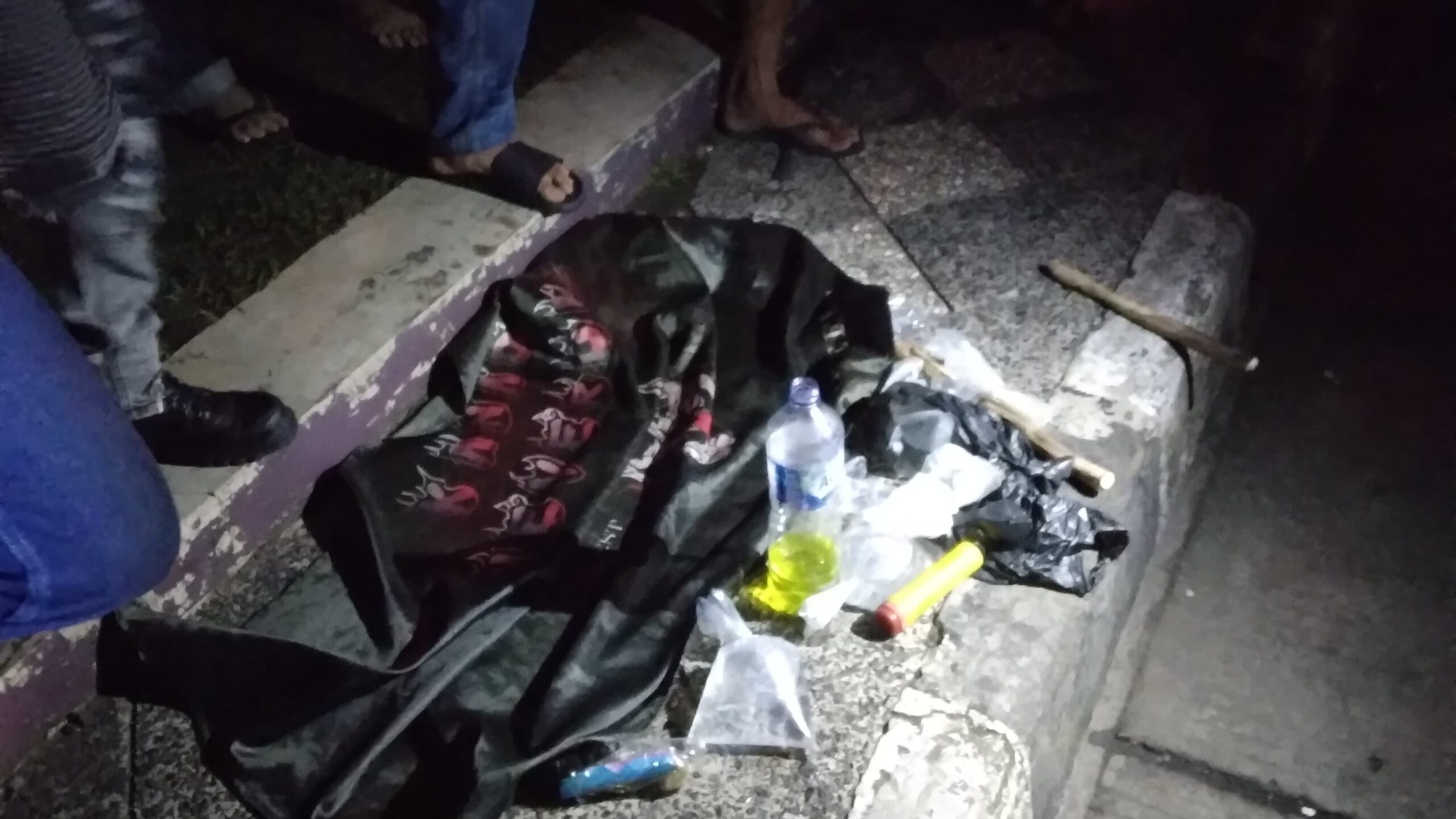 Teks: Barang bukti miras oplosan dan flare saat penertiban takbiran remaja di cianjur