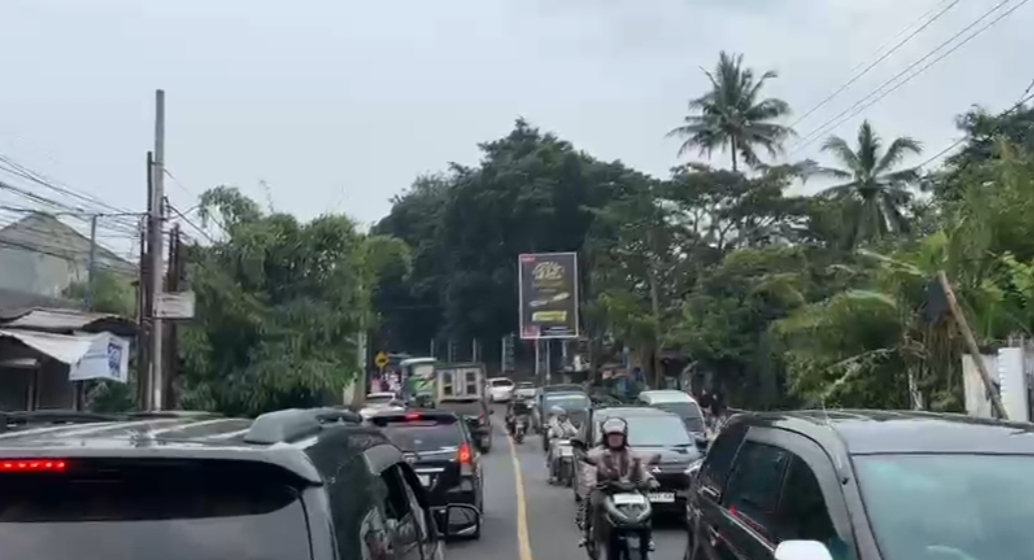 Teks: Kemacetan kendaraan di kawasan Ciranjang Cianjur arah Bandung saat H+1 Lebaran