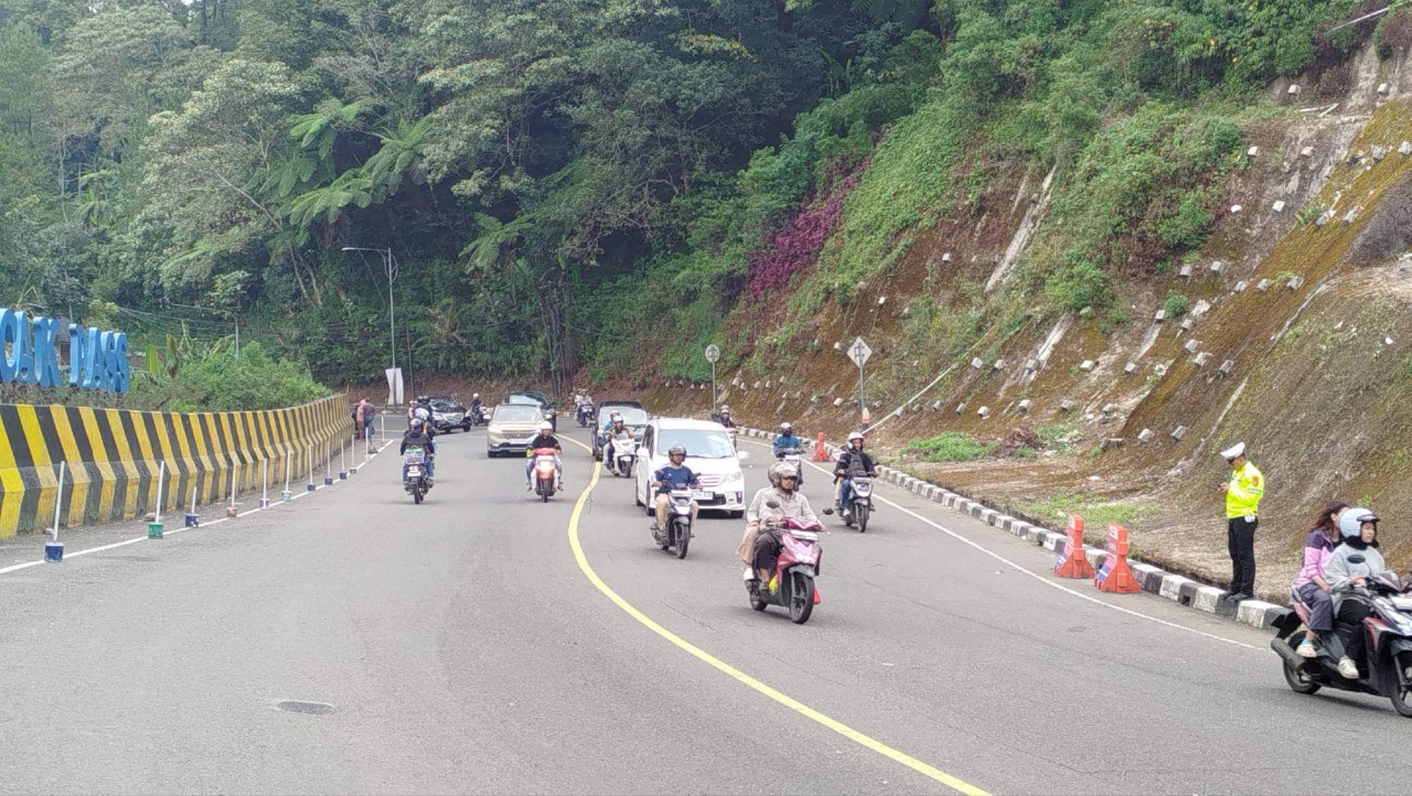 Teks: Pembukaan penyekatan arus lalu lintas Puncak Cianjur menuju Jakarta pukul 15.00 WIB.