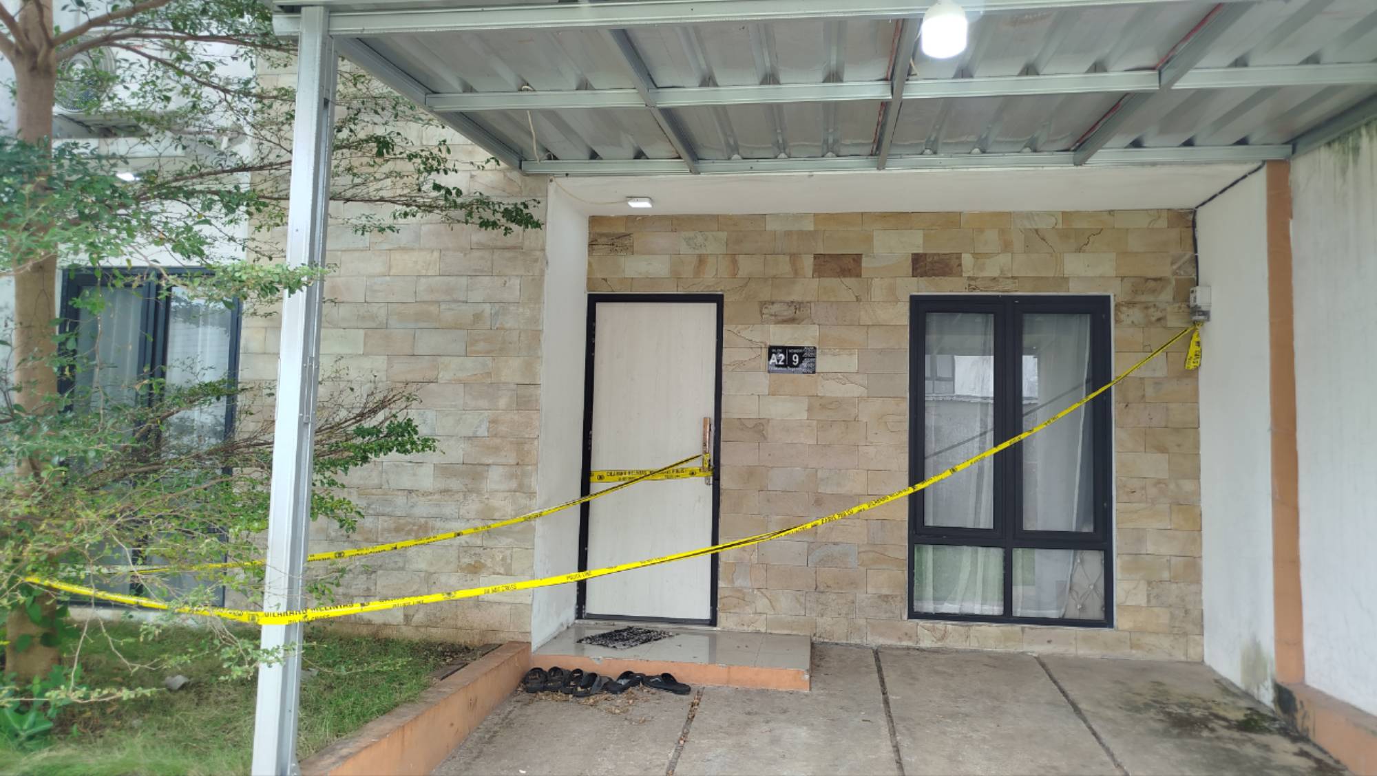 Teks: Rumah korban perampokan di Pataruman Regency Cianjur didatangi pelaku yang mengaku Mabes TNI