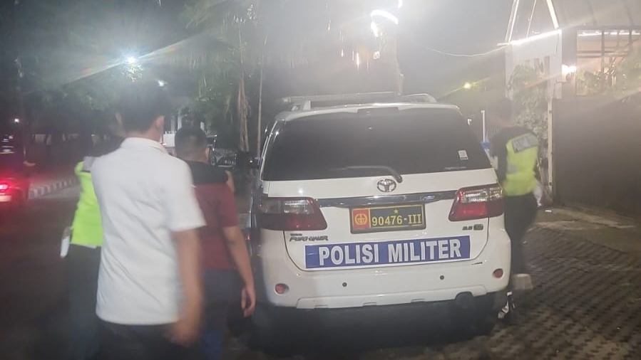 Teks: Mobil Polisi Militer berada di lokasi penanganan kasus perampok ngaku Mabes TNI di Cianjur