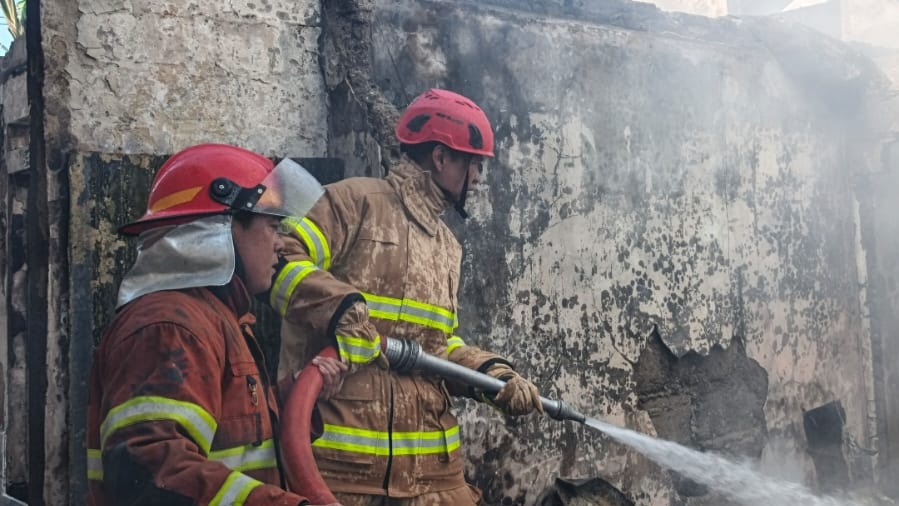 Teks: Kebakaran Cipanas hanguskan 12 rumah warga di Kampung Pasekon