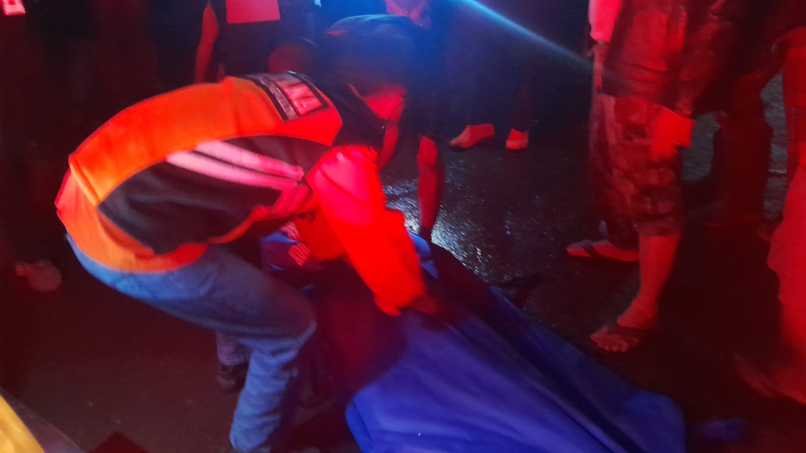 Teks: Evakuasi mayat pria tanpa identitas di Cikalongkulon Cianjur oleh petugas dan warga