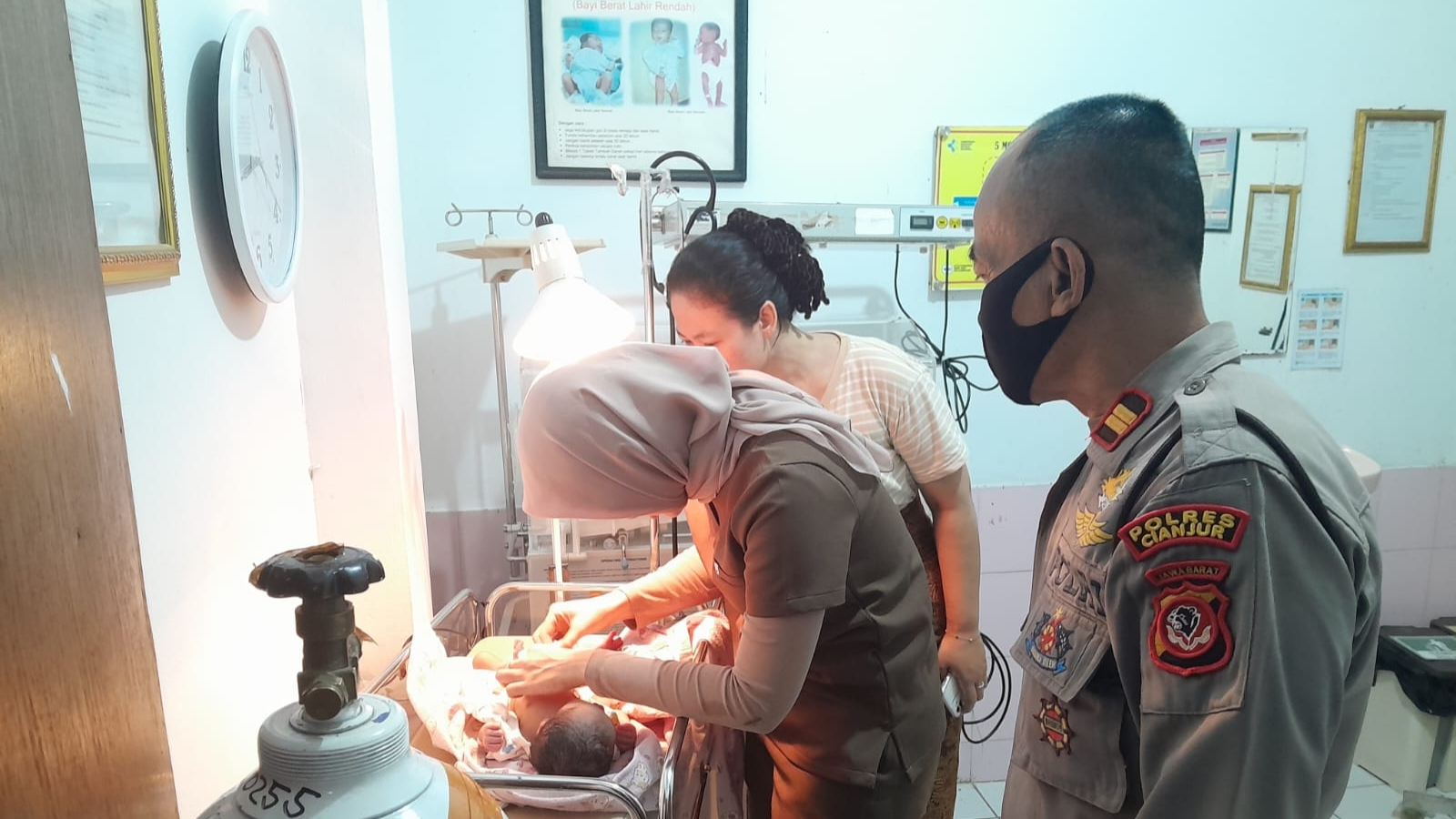 Teks: Bayi laki-laki mendapat penanganan medis di fasilitas kesehatan setelah ditemukan di Ciramagirang Cikalongkulon Cianjur