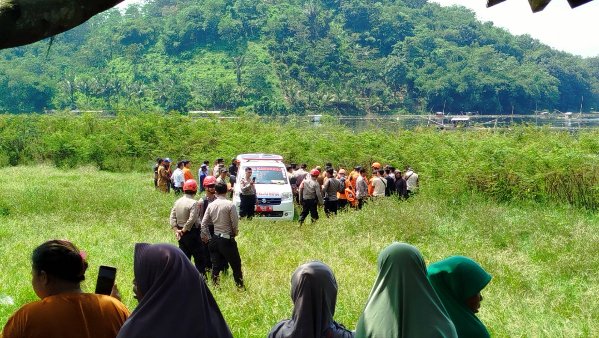 Teks: Petugas dan warga di lokasi penemuan jenazah di Waduk Cirata Cikalongkulon Cianjur