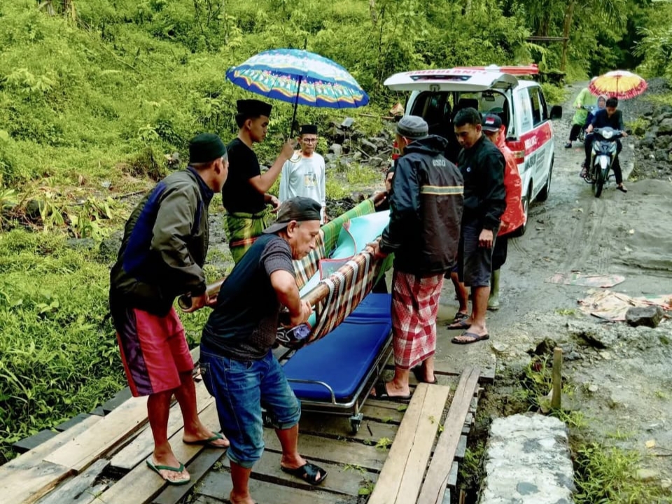 Teks: Warga gotong jenazah di jembatan Cikananga karena ambulans tidak bisa lewat