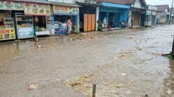 Jalan Raya Warungjengkol Banjir Saat Hujan Deras, Sampah di Selokan dan Minimnya Penanganan Jadi Sorotan