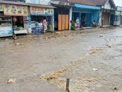 Jalan Raya Warungjengkol Banjir Saat Hujan Deras, Sampah di Selokan dan Minimnya Penanganan Jadi Sorotan