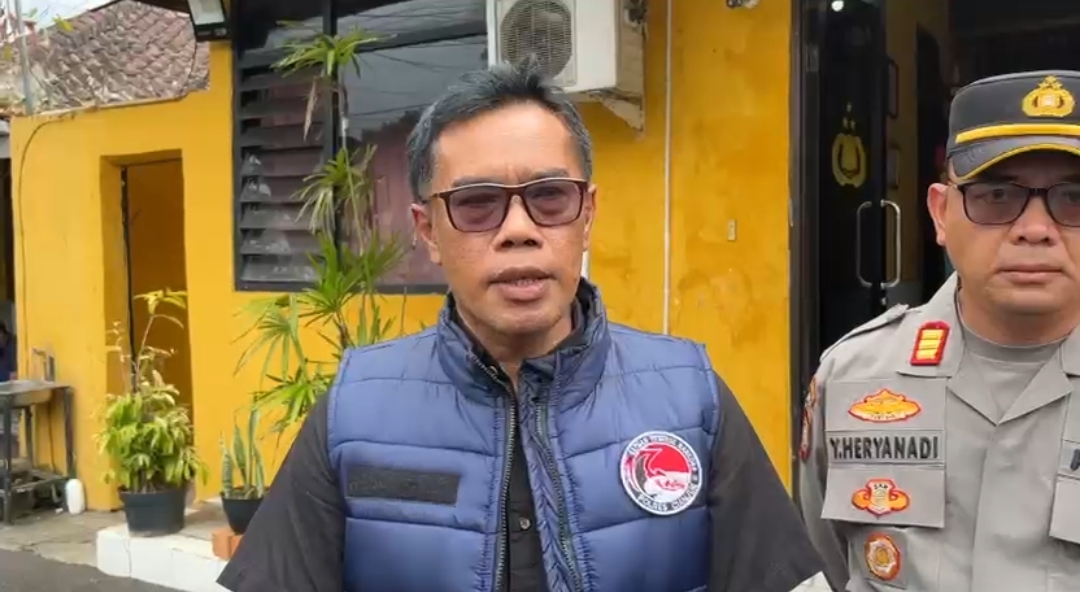 Teks: AKP Tatang Sunarya dan AKP Yudi Heryandi beri keterangan soal penyelidikan dugaan miras oplosan di Cianjur