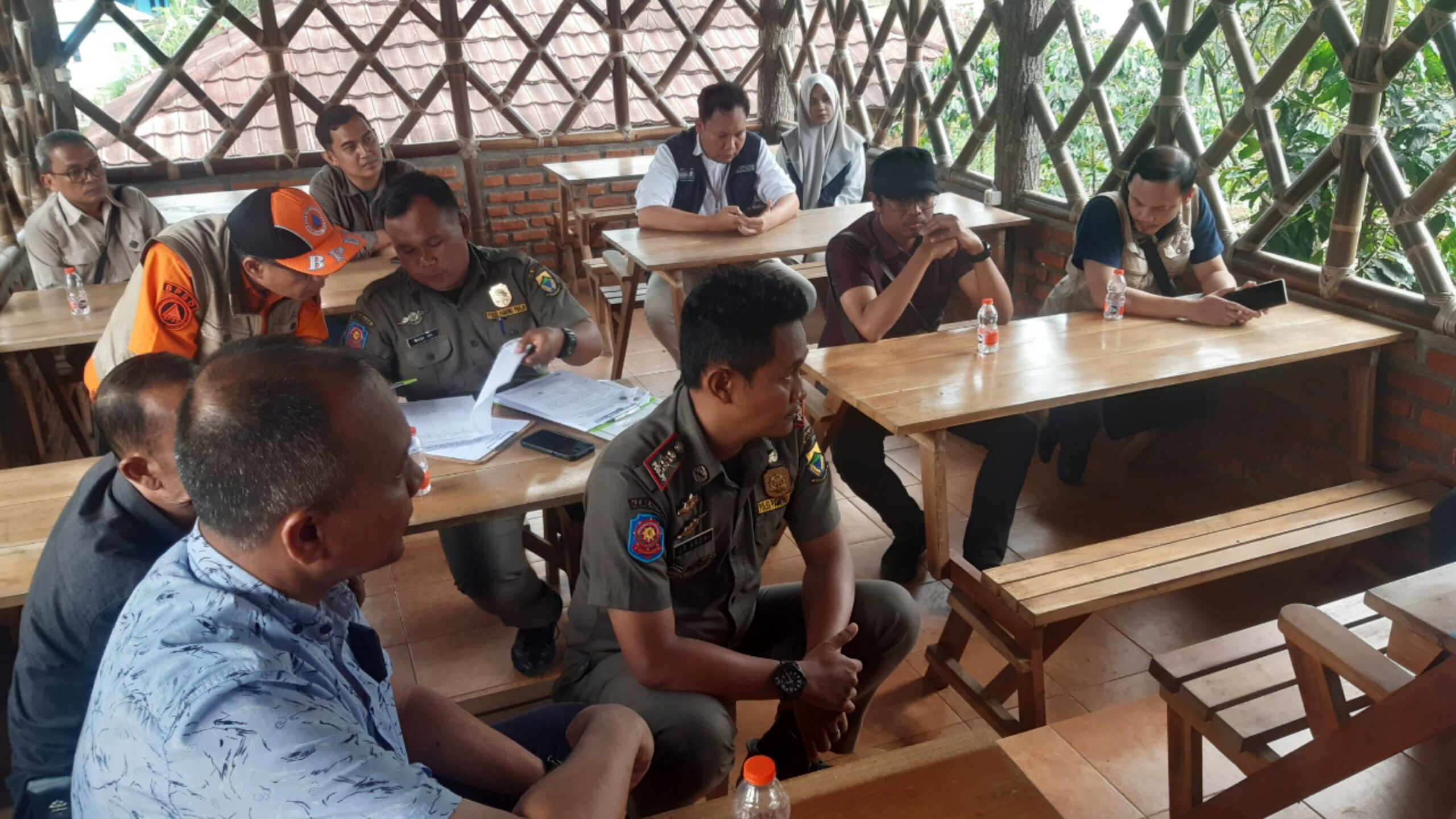 Teks: Satpol PP Cianjur memeriksa dokumen perizinan saat sidak di Jamaras Agro Farm Cugenang