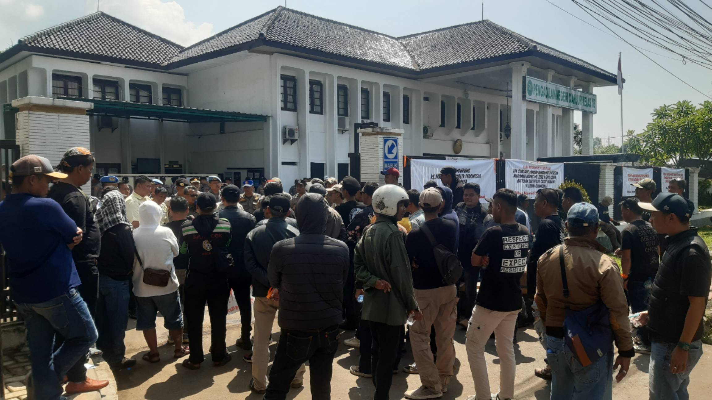 Teks: Aksi massa kawal sidang mafia tanah Cianjur di depan PN Cianjur