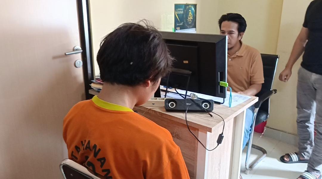 Teks: Terduga pelaku COD motor diperiksa di Polsek Cugenang