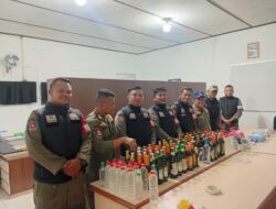 Razia Malam, Satpol PP Cianjur Sita Ratusan Botol Miras 