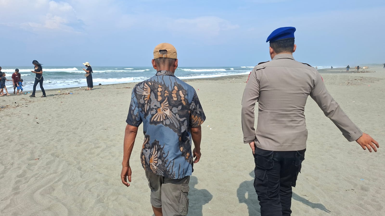 Teks: Petugas Polairud Polres Cianjur di lokasi korban tenggelam Pantai Ciwidig