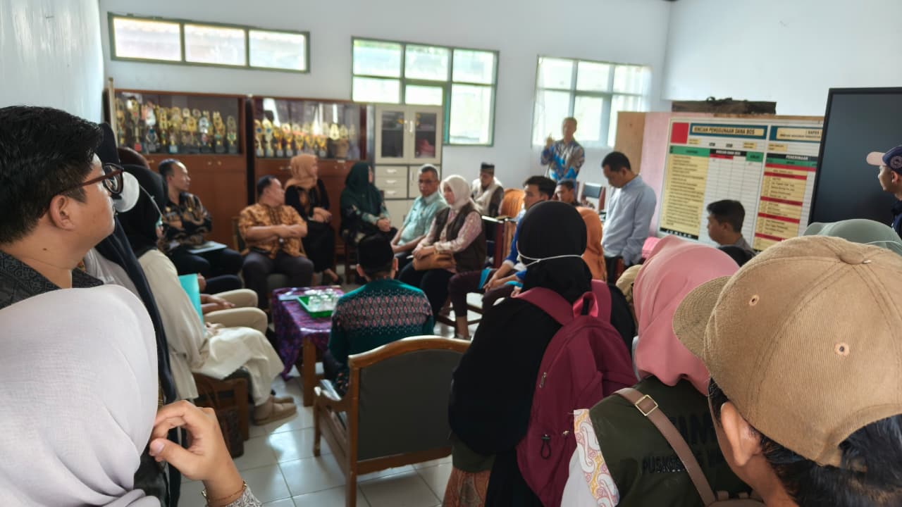 Teks: Rapat koordinasi Sekda Cianjur, Dinkes, Dinas Pangan, dan Satgas MBG di SDN Cisarandi 1