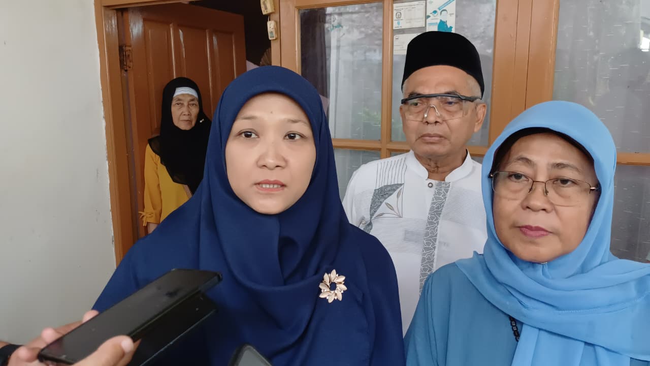 Teks: Ema Siti Fatimah beri keterangan soal calon jemaah haji Cianjur meninggal dunia