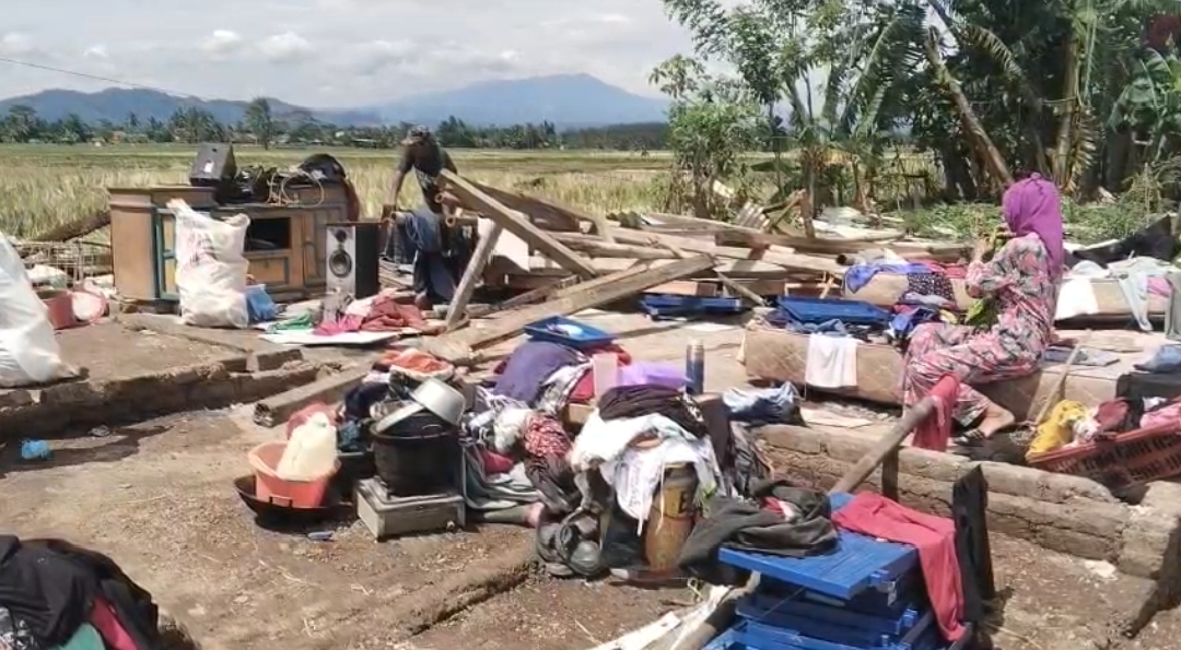 Teks: Rumah roboh dan barang warga berserakan akibat angin kencang Haurwangi Cianjur