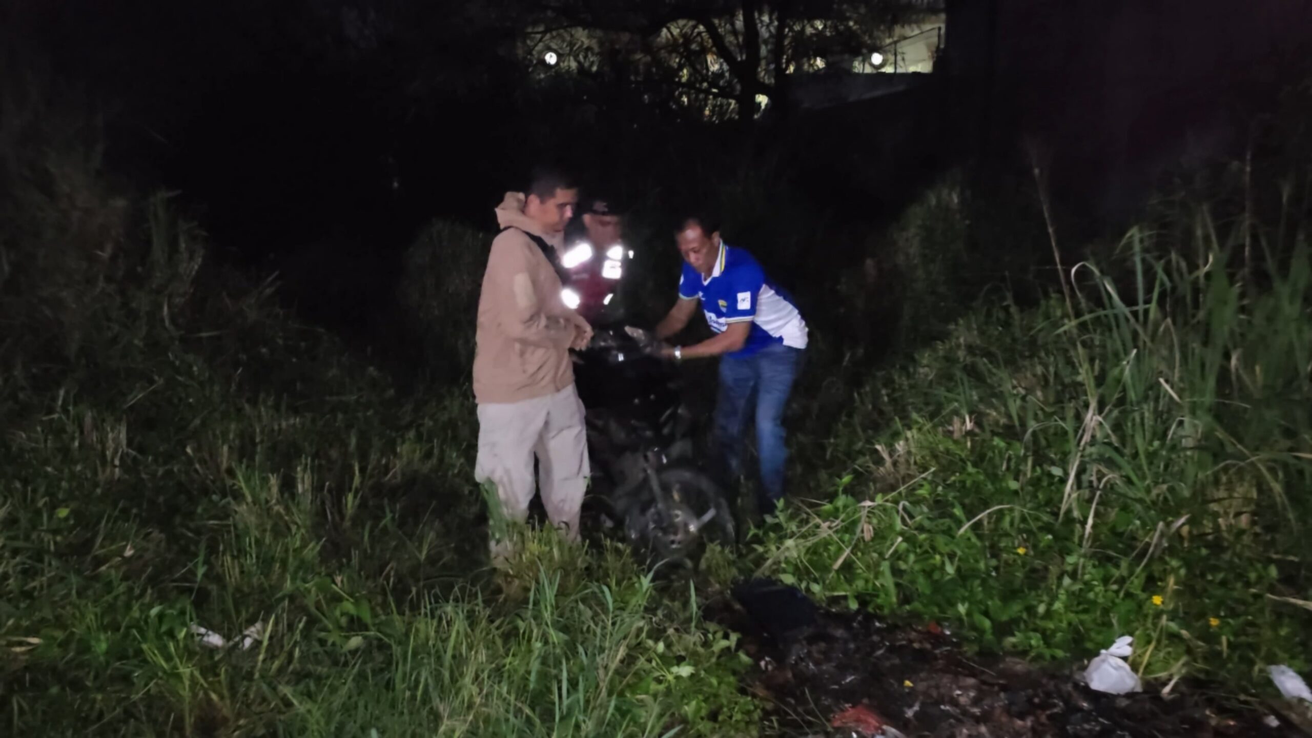 Teks: Motor ditinggalkan di semak saat razia knalpot brong polisi di Cianjur